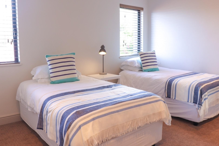 To Let 6 Bedroom Property for Rent in Voelklip Western Cape